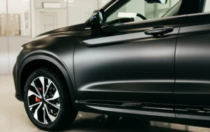 Voiture de sport noire avec une peinture finition mate