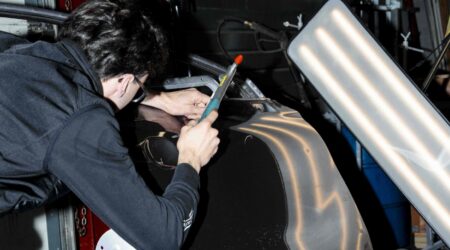 Carrossier en finition de réparations