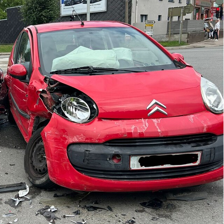 Voiture de la marque citroën rouge accidentée