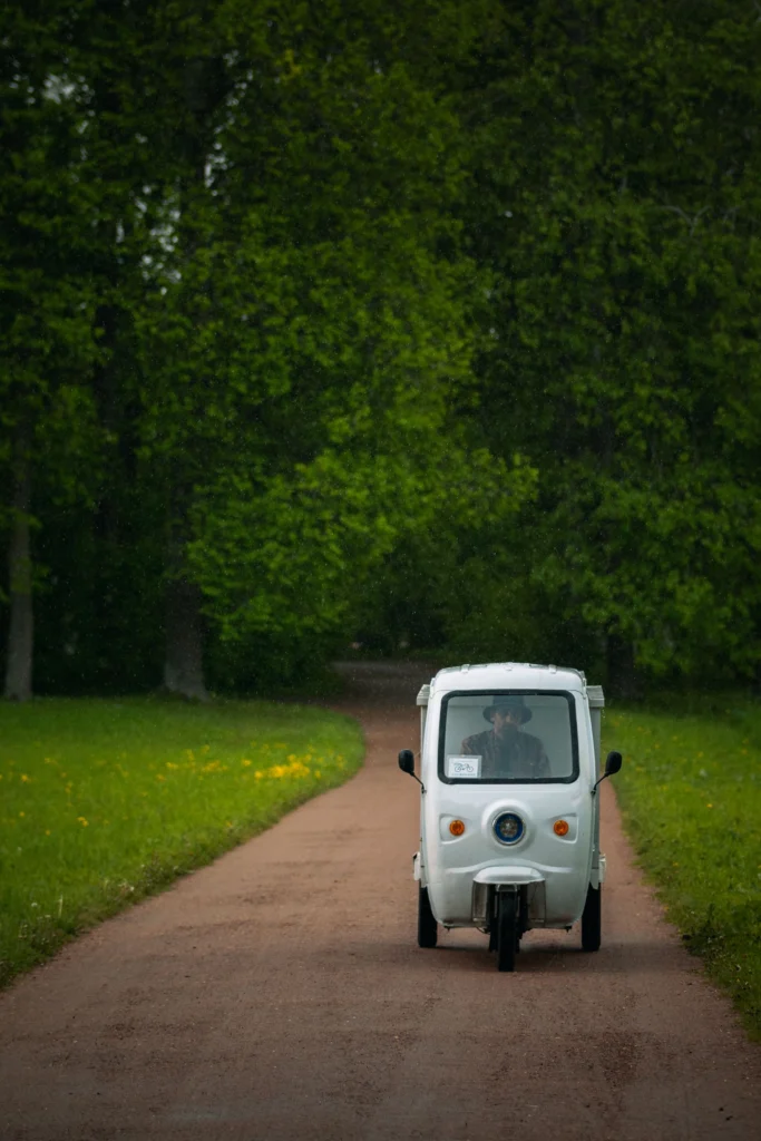 Voiture une place sur une route de campagne