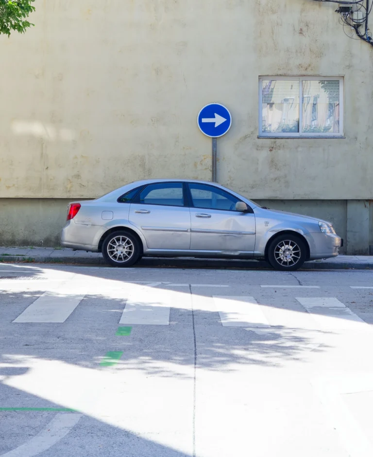 Voiture garée qui a pris un gros coup de portière sur son côté droit