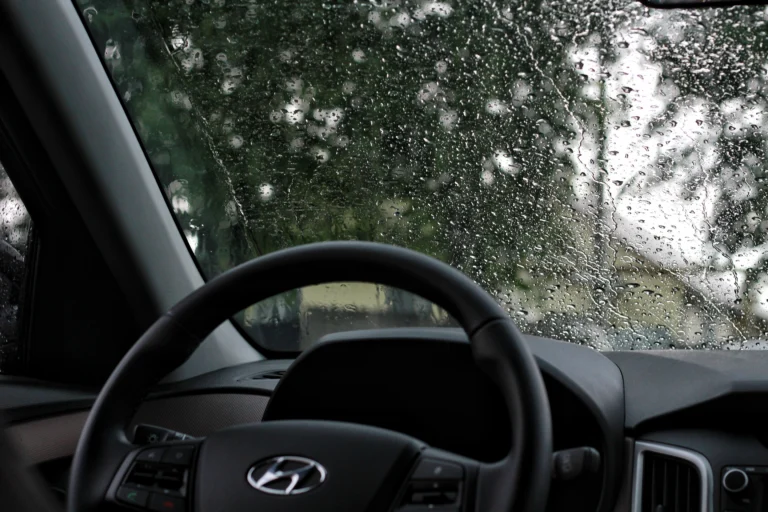 Pare-brise d'une voiture trempé, qui fuit