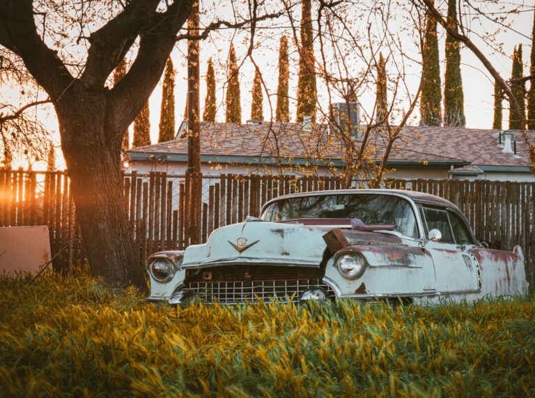 Voiture rouillée et oxydée avec le temps et un manque d'entretien